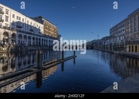 Hansestadt Hamburg, Blick über die Schleusenbrücke auf die Alsterarkaden Stockfoto