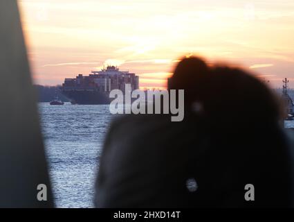 Hamburg, Deutschland. 11. März 2022. Die Gäste genießen die Nachmittagssonne am Steg des Seehauses auf der Außenalster. Kredit: Marcus Brandt/dpa/Alamy Live Nachrichten Stockfoto