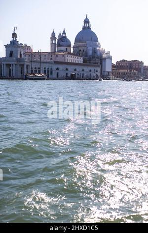 Blick vom Wasser der Basilica di Santa Maria della Salute und Punta della Dogana in Venedig, Italien Stockfoto