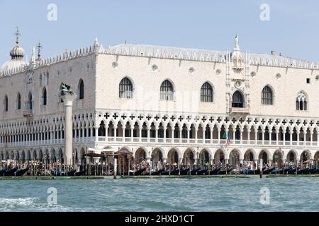 Blick auf den Palazzo Ducale in Venedig, Italien vom Canal Grande aus Stockfoto