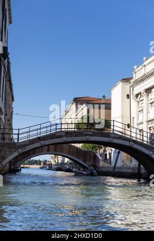 Zwei kleine Brücken über einen Kanal im Viertel Castello mit Blick auf die Friedhofsinsel San Michele in Venedig, Italien. Stockfoto