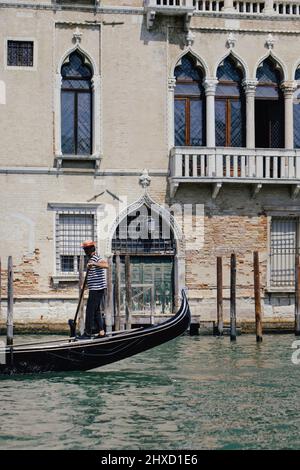 Gondel vor einem venezianischen Gebäude am Canale Grande in Venedig, Italien Stockfoto