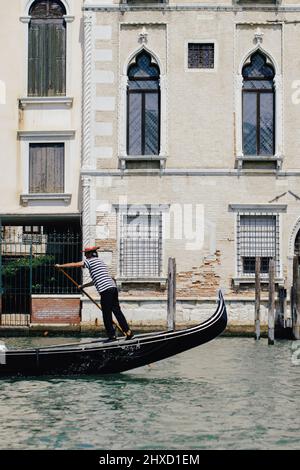 Gondel mit Gondoliere auf dem Canal Grande in Venedig, Italien Stockfoto