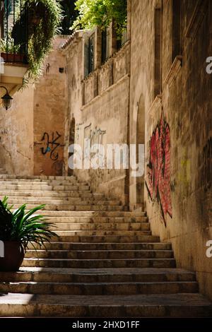 Schmale Gasse mit Stufen in der Altstadt von Palma de Mallorca, Spanien Stockfoto