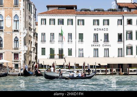 Gondelfähre vor dem Hotel Monaco & Gran Canal auf dem Canal Grande in Venedig, Italien Stockfoto