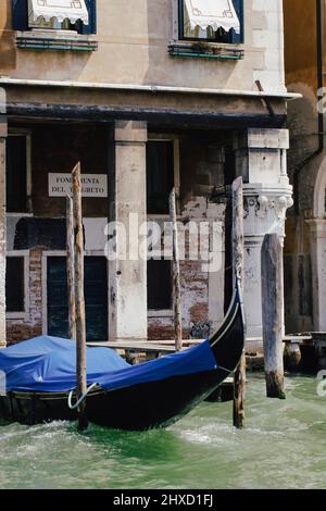 Venezianische Gondel vor einem Gebäude in der Fondamenta del Traghetto im Viertel San Marco in Venedig, Italien Stockfoto