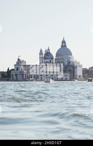 Blick vom Wasser der Basilika Santa Maria della Salute und Punta della Dogana in Venedig, Italien Stockfoto