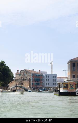 Boote fahren auf dem Canal Grande im Viertel Santa Croce in Venedig, Italien Stockfoto