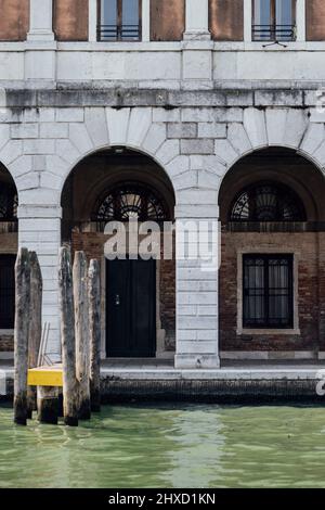 Portikus direkt am Canale Grande im Viertel San Marco in Venedig, Italien Stockfoto