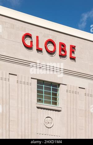 Detail des Leuchtschilds Globe auf der Vorderseite des Gebäudes. Stockton Globe, Stockton-on-Tees, Großbritannien. Architekt: Space Group Architects, 2020. Stockfoto