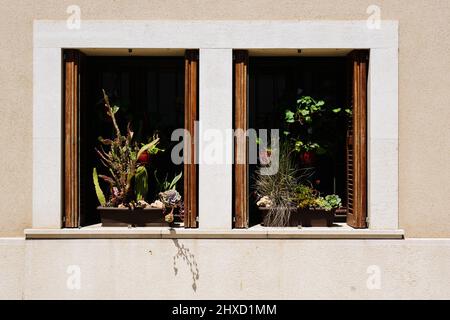 Mediterranes Doppelfenster in der Altstadt von Sa Cabaneta, Spanien Stockfoto