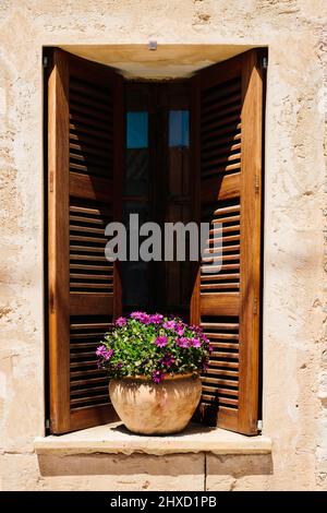 Mediterranes Fenster in der Altstadt von Sa Cabaneta auf Mallorca, Spanien Stockfoto