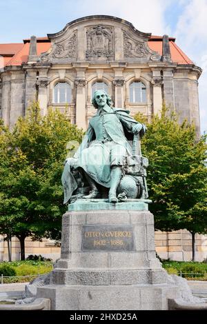 Otto von Guericke Denkmal vor dem neuen Rathaus, Magdeburg, Sachsen-Anhalt, Deutschland Stockfoto