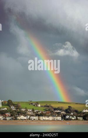Appledore, North Devon, England. Freitag, 11.. März 2022. Während eines heftigen Regenbogens erscheint ein farbenfroher Regenbogen über dem Küstendorf Instow in North Devon. Quelle: Terry Mathews/Alamy Live News Stockfoto