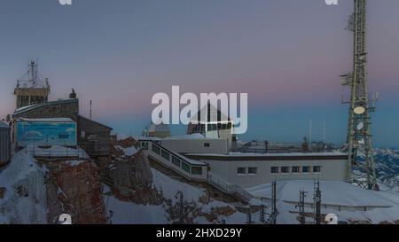 Morgenstimmung auf der Zugspitze, Sonnenaufgang auf Deutschlands höchstem Berg 'Top of Germany'. Landschaftsfotografie. Blick auf die österreichische Seite der Zugspitze. Stockfoto