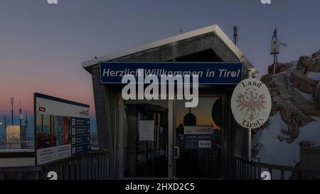 Morgenstimmung auf der Zugspitze, Sonnenaufgang auf Deutschlands höchstem Berg 'Top of Germany'. Willkommen in Tirol. Stockfoto