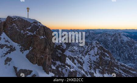 Morgenstimmung auf der Zugspitze, Sonnenaufgang auf Deutschlands höchstem Berg 'Top of Germany'. Landschaftsfotografie mit Zugspitzkreuz (4, 88 m) Stockfoto