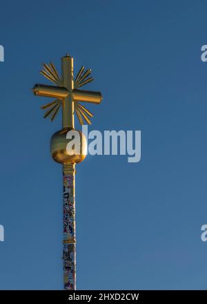 Morgenstimmung auf der Zugspitze, Sonnenaufgang auf Deutschlands höchstem Berg 'Top of Germany'. Landschaftsfotografie mit Zugspitzkreuz (4, 88 m) Stockfoto