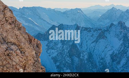 Morgenstimmung auf der Zugspitze, Sonnenaufgang auf Deutschlands höchstem Berg 'Top of Germany'. Landschaftsfotografie. Blick ins Reintal. Stockfoto