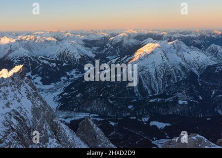 Morgenstimmung auf der Zugspitze, Sonnenaufgang auf Deutschlands höchstem Berg 'Top of Germany'. Landschaftsfotografie. Das erste Sonnenlicht auf den Gipfeln. Stockfoto