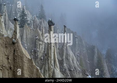 Percha, Provinz Bozen, Südtirol. Italien. Der erste Herbstschnee an den Erdpyramiden von Platten oberhalb von Percha im Pustertal Stockfoto