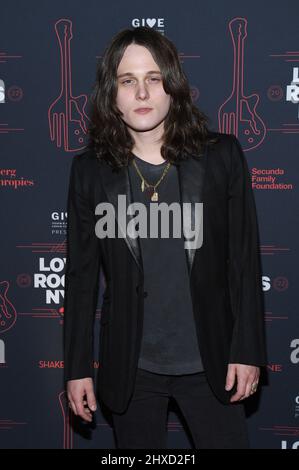 New York, USA. 10. März 2022. Tyler Bryant nimmt am 10. März 2022 am sechsten jährlichen Love Rocks NYC Benefizkonzert für God's Love We Deliver im Beacon Theater in New York, NY, Teil. (Foto von Anthony Behar/Sipa USA) Quelle: SIPA USA/Alamy Live News Stockfoto