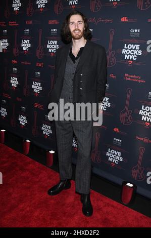 New York, USA. 10. März 2022. Der Musiker Hozier besucht das Sixth Annual Love Rocks NYC Benefit Concert for God's Love We Deliver im Beacon Theater in New York, NY, am 10. März 2022. (Foto von Anthony Behar/Sipa USA) Quelle: SIPA USA/Alamy Live News Stockfoto