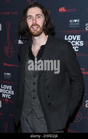 New York, USA. 10. März 2022. Der Musiker Hozier besucht das Sixth Annual Love Rocks NYC Benefit Concert for God's Love We Deliver im Beacon Theater in New York, NY, am 10. März 2022. (Foto von Anthony Behar/Sipa USA) Quelle: SIPA USA/Alamy Live News Stockfoto