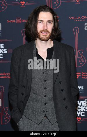 New York, USA. 10. März 2022. Der Musiker Hozier besucht das Sixth Annual Love Rocks NYC Benefit Concert for God's Love We Deliver im Beacon Theater in New York, NY, am 10. März 2022. (Foto von Anthony Behar/Sipa USA) Quelle: SIPA USA/Alamy Live News Stockfoto