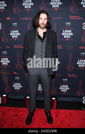 New York, USA. 10. März 2022. Der Musiker Hozier besucht das Sixth Annual Love Rocks NYC Benefit Concert for God's Love We Deliver im Beacon Theater in New York, NY, am 10. März 2022. (Foto von Anthony Behar/Sipa USA) Quelle: SIPA USA/Alamy Live News Stockfoto