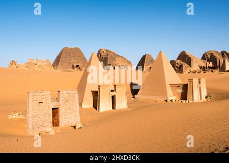 Nubische Pyramiden wurden über einen Zeitraum von einigen hundert Jahren gebaut, um als Gräber für die Könige und Königinnen und wohlhabenden Bürger von Napata und Meroe zu dienen Stockfoto