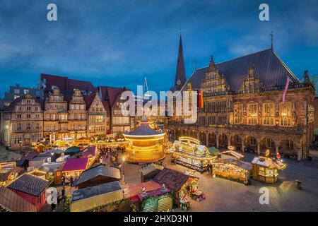 Weihnachtsmarkt in Bremen, Deutschland bei Nacht Stockfoto