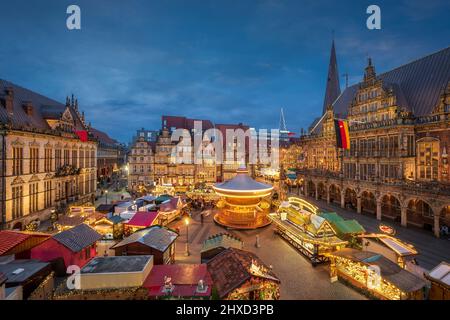 Weihnachtsmarkt in Bremen, Deutschland bei Nacht Stockfoto