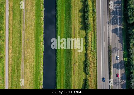 Bottrop, Nordrhein-Westfalen, Deutschland - die Emscher ist seit Januar 2022 nach dem Bau eines parallelen Kanals vollständig abwasserfrei. Der Fluss, hier neben der Autobahn A42, war früher ein offener oberirdisch abwassernder Abwasserkanal, kombinierter Abwasserkanal mit Oberflächenwasser und Abwasser. Stockfoto