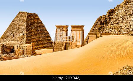 Historische Pyramiden von Meroe in der nubischen Wüste des Sudan Stockfoto