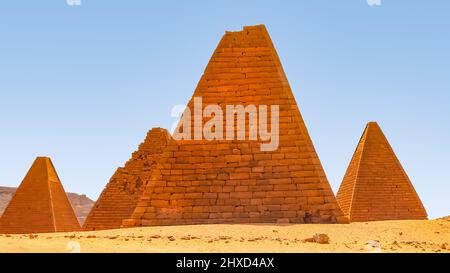 Pyramiden von Meroe in einer Wüste im östlichen Sudan Stockfoto