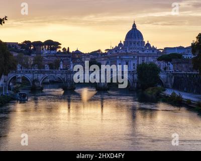 Blick über den Tiber mit der Engelsburg und dem Petersdom, Rom Stockfoto