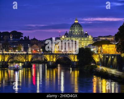 Blick über den Tiber mit der Engelsburg und dem Petersdom, Rom Stockfoto