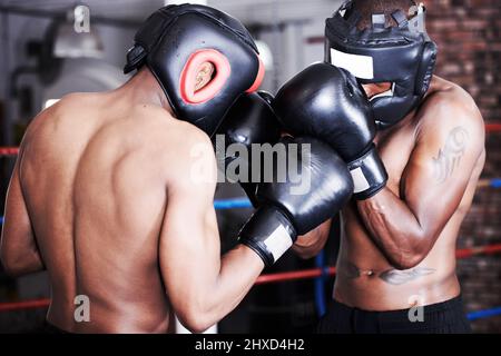 Upping einander Spiel. Zwei Boxer tragen Schutzkleidung, Sparring miteinander. Stockfoto