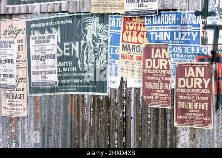 Die Rockband der 1970er Jahre fliegt Plakate. Stockfoto