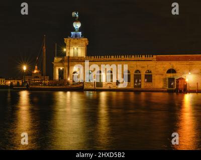 Blick über den Canale Grande zum Campanile di San Giorgio, zur Chiesa di San Giorgio Maggiore und zur Punta della Dogana, Venedig Stockfoto