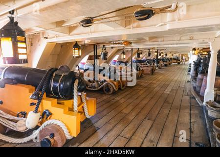 England, Hampshire, Portsmouth, Portsmouth Historic Dockyard, Nelsons Flaggschiff HMS Victory, Deck und Canons Stockfoto