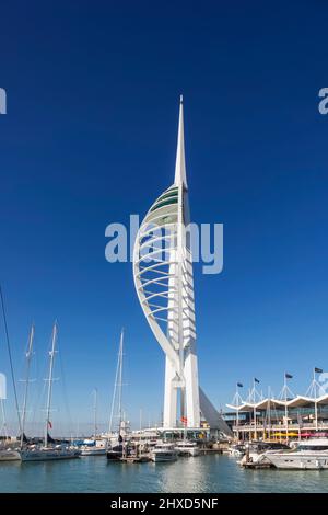 England, Hampshire, Portsmouth, Tagesansicht des Spinnaker Tower und der Gunwharf Quays Stockfoto
