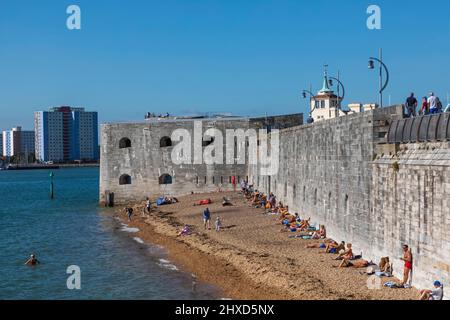 England, Hampshire, Portsmouth, Old Portsmouth, Town Walls und Strandszene Stockfoto