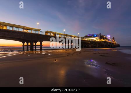 England, Dorset, Bournemouth, Bournmouth Beach und Pier at Dawn Stockfoto