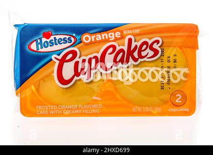 Winneconne, WI -6 March 2021: Ein Paket von Hostess orange Cupcakes auf einem isolierten Hintergrund Stockfoto