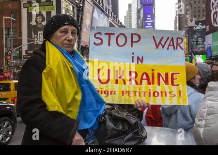 „Stand with Ukraine“-Demonstration auf dem Times Square in New York City. Ukrainer und andere Amerikaner verurteilen Putin und den russischen Angriff auf die Ukraine. Stockfoto