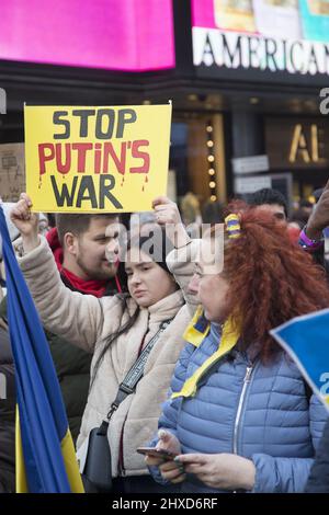 „Stand with Ukraine“-Demonstration auf dem Times Square in New York City. Ukrainer und andere Amerikaner verurteilen Putin und den russischen Angriff auf die Ukraine. Stockfoto