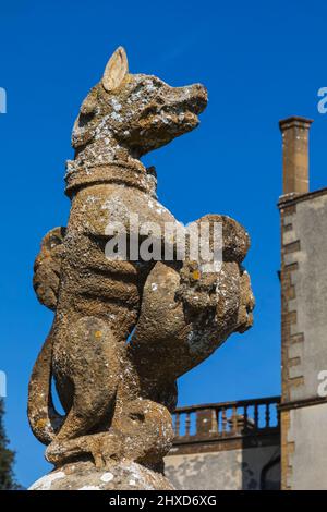 England, Dorset, Sherborne, Sherborne Castle ein Tudor-Herrenhaus aus dem 16.. Jahrhundert, das 1594 von Sir Walter Raleigh erbaut wurde, Gateway Dog Statue Stockfoto