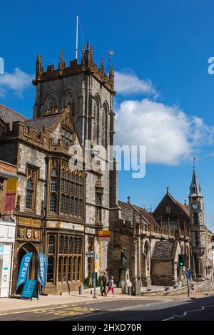 England, Dorset, Dorchester, die High Street mit dem County Museum und der St. Peter's Church Stockfoto